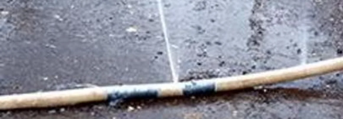 Undichter Gartenschlauch mit Klebeband geflickt